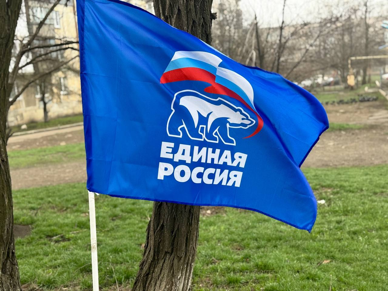 Единороссы провели день с пользой для города Единороссы провели день с пользой для города