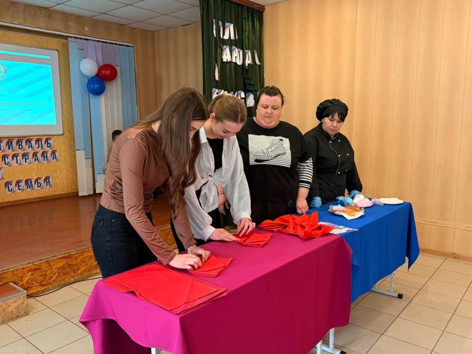 Сотрудники Енакиевского техникума сферы услуг провели для молодежи Ждановки мастер-класс Сотрудники Енакиевского техникума сферы услуг провели для молодежи Ждановки мастер-класс
