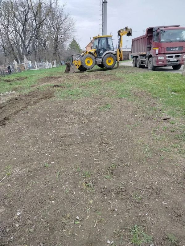 Коммунальщики готовят ритуальные места к поминальным дням Коммунальщики готовят ритуальные места к поминальным дням