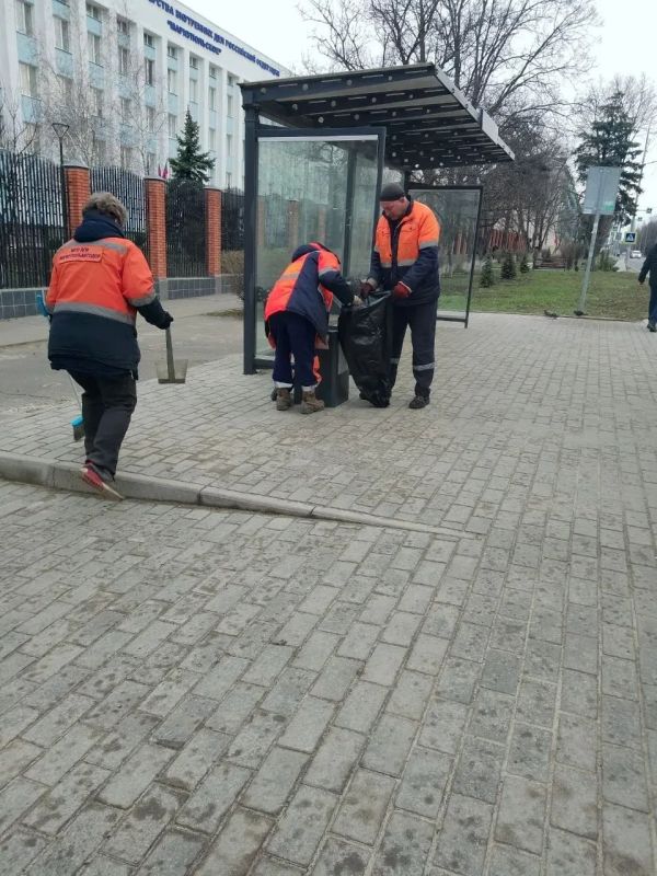 В Мариуполе дорожники благоустраивают остановки общественного транспорта В Мариуполе дорожники благоустраивают остановки общественного транспорта