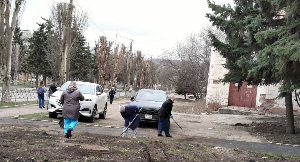 26 марта в ГБУ ДНР" ГСП г. Снежное " состоялся субботник по благоустройству и наведению санитарного порядка на прилегающей территории 26 марта в ГБУ ДНР" ГСП г. Снежное " состоялся субботник по благоустройству и наведению санитарного порядка на прилегающей территории