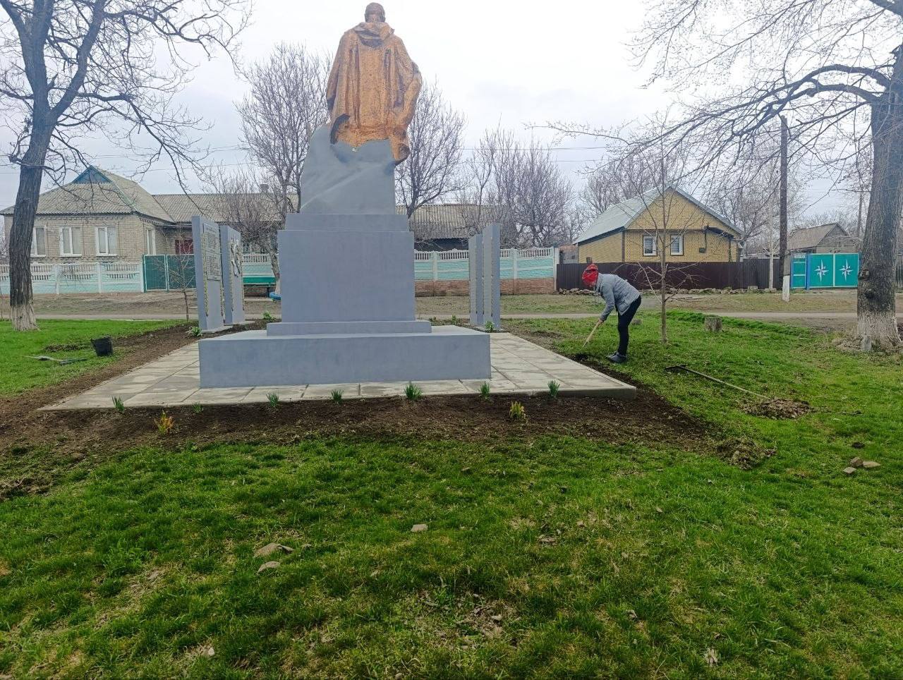 Единороссы провели день с пользой для города Единороссы провели день с пользой для города