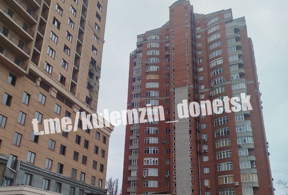 17 окон, 2 двери и несколько лоджий разбиты в многоэтажках Ворошиловского района Донецка после атаки БПЛА 17 окон, 2 двери и несколько лоджий разбиты в многоэтажках Ворошиловского района Донецка после атаки БПЛА