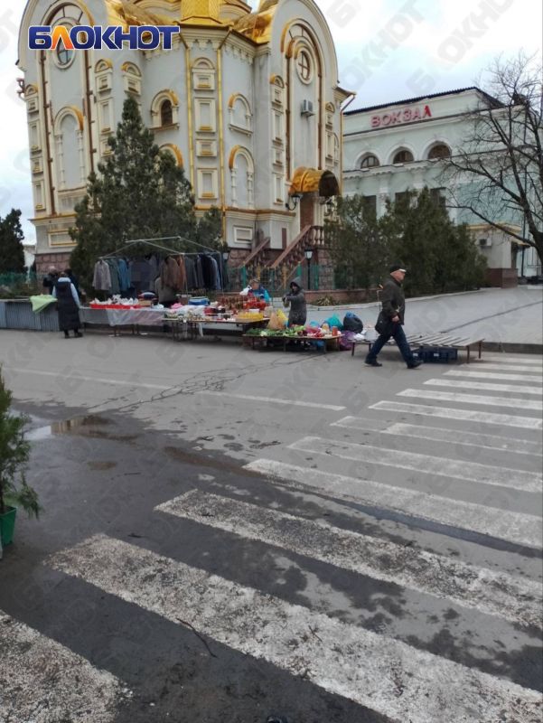 Цыгане нелегально торгуют на стихийном рынке возле «Аквилона», который хотят снести Цыгане нелегально торгуют на стихийном рынке возле «Аквилона», который хотят снести