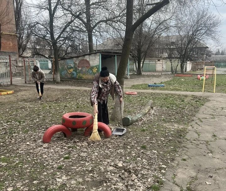 Сегодня, 27 марта, в рамках мероприятий по благоустройству в весенне-летний период сотрудниками ГКДОУ «Детский сад № 29 общеразвивающего вида городского округа Макеевка» и учащимися ГБПОУ «Макеевский... Сегодня, 27 марта, в рамках мероприятий по благоустройству в весенне-летний период сотрудниками ГКДОУ «Детский сад № 29 общеразвивающего вида городского округа Макеевка» и учащимися ГБПОУ «Макеевский...
