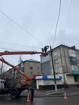 МБУ "Благоустройство" продолжает работы по ремонту наружного освещения на территории городского округа Торез