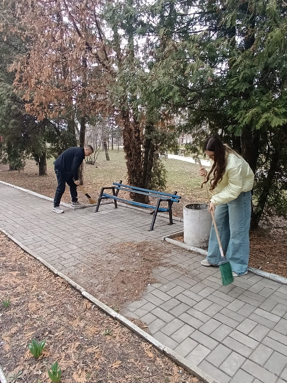 Молодежь Ждановки присоединилась к акции «Чистый четверг» Молодежь Ждановки присоединилась к акции «Чистый четверг»