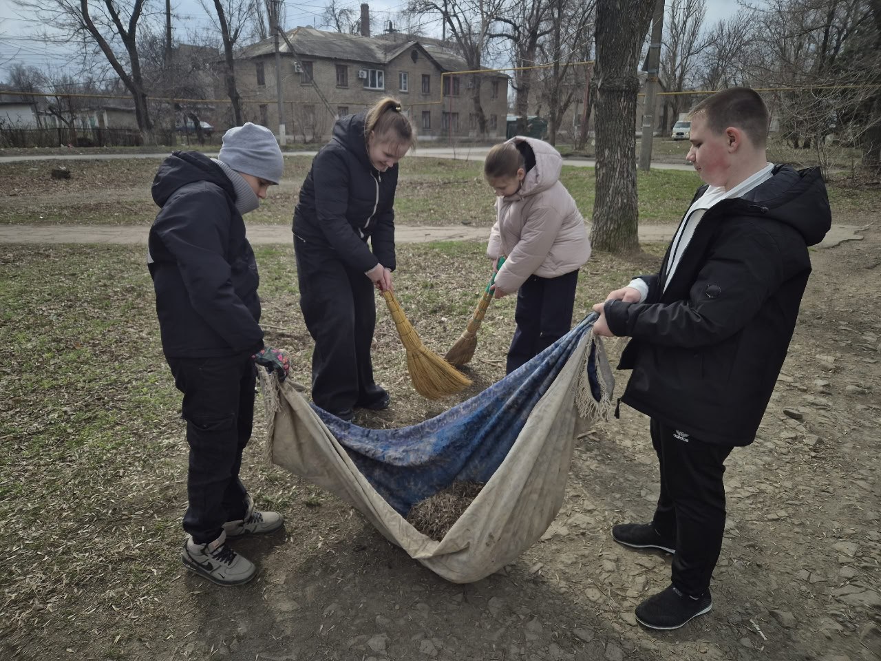Молодежь Ждановки присоединилась к акции «Чистый четверг» Молодежь Ждановки присоединилась к акции «Чистый четверг»