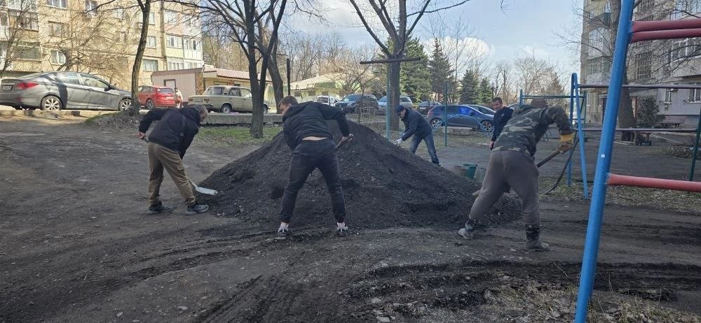 Единство в действии: в Торезе благоустроили двор по просьбе ветерана СВО Единство в действии: в Торезе благоустроили двор по просьбе ветерана СВО
