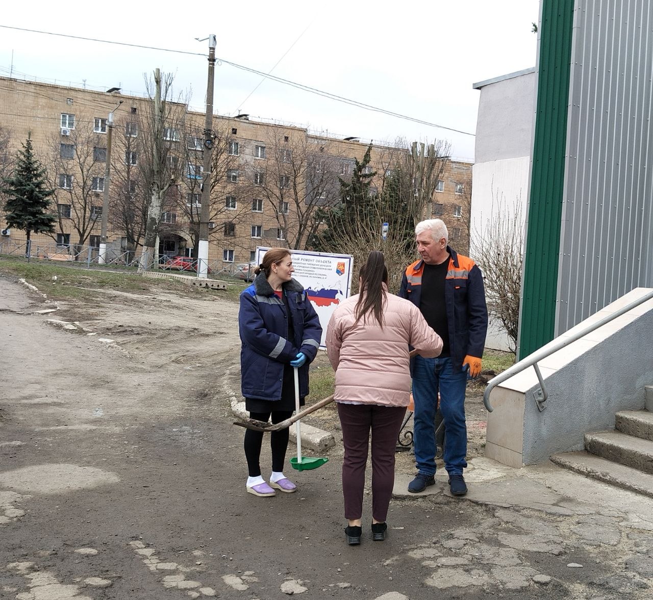 26 марта в ГБУ ДНР" ГСП г. Снежное " состоялся субботник по благоустройству и наведению санитарного порядка на прилегающей территории 26 марта в ГБУ ДНР" ГСП г. Снежное " состоялся субботник по благоустройству и наведению санитарного порядка на прилегающей территории