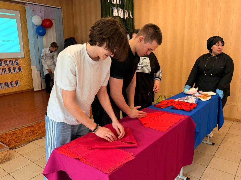 Сотрудники Енакиевского техникума сферы услуг провели для молодежи Ждановки мастер-класс Сотрудники Енакиевского техникума сферы услуг провели для молодежи Ждановки мастер-класс