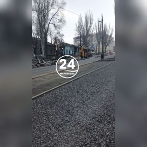 На улице Артема в Мариуполе демонтируют трамвайные рельсы