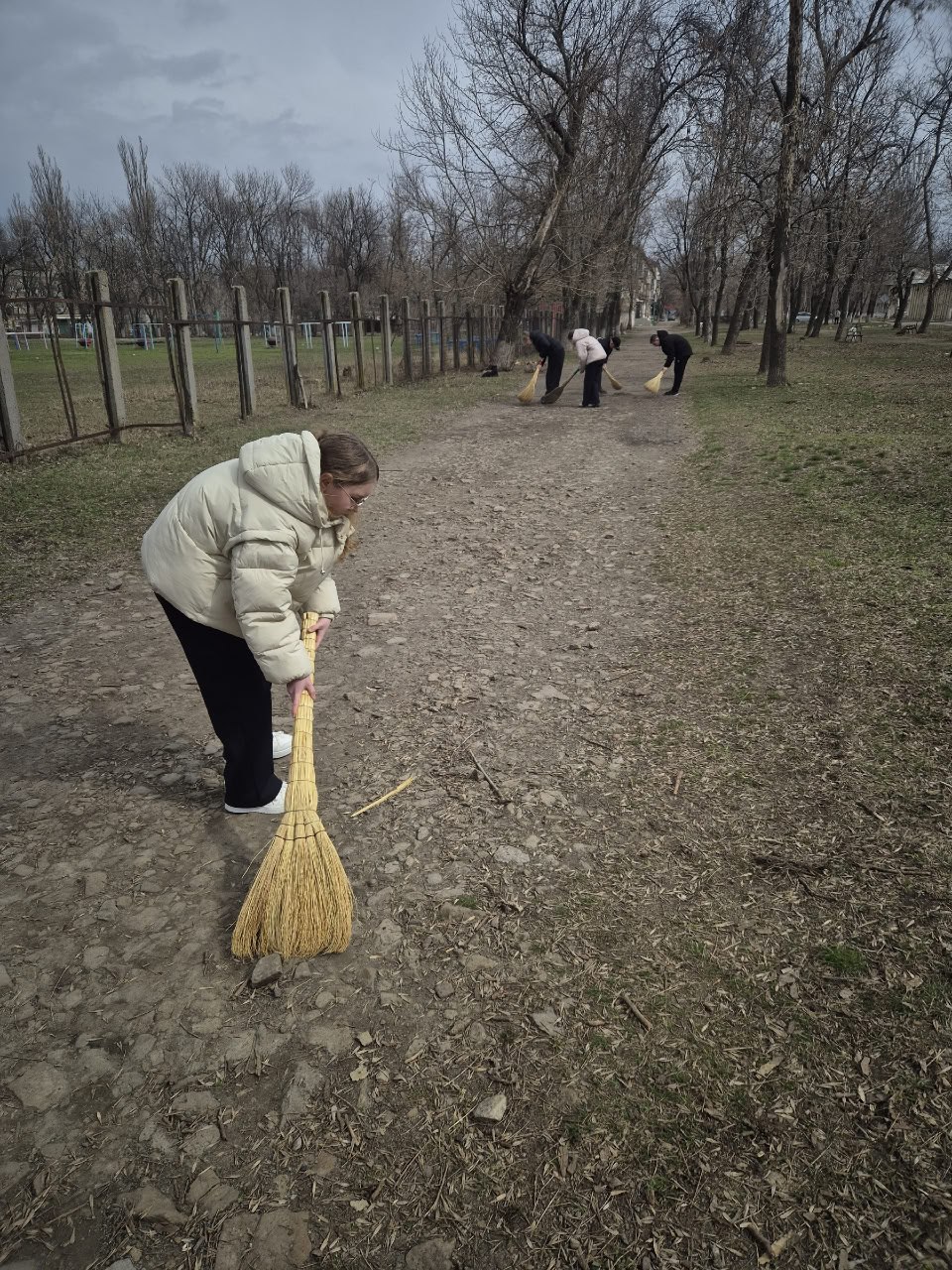 Молодежь Ждановки присоединилась к акции «Чистый четверг» Молодежь Ждановки присоединилась к акции «Чистый четверг»