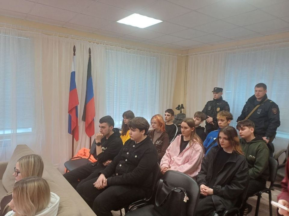 Сегодня в рамках направления «ГосСтарт.Диалог» состоялось познавательное мероприятие с участием обучающихся ГБОУ «Школа №3» г.о. Дебальцево Сегодня в рамках направления «ГосСтарт.Диалог» состоялось познавательное мероприятие с участием обучающихся ГБОУ «Школа №3» г.о. Дебальцево