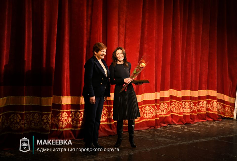 Макеевских работников сцены поздравили с Днём театра Макеевских работников сцены поздравили с Днём театра