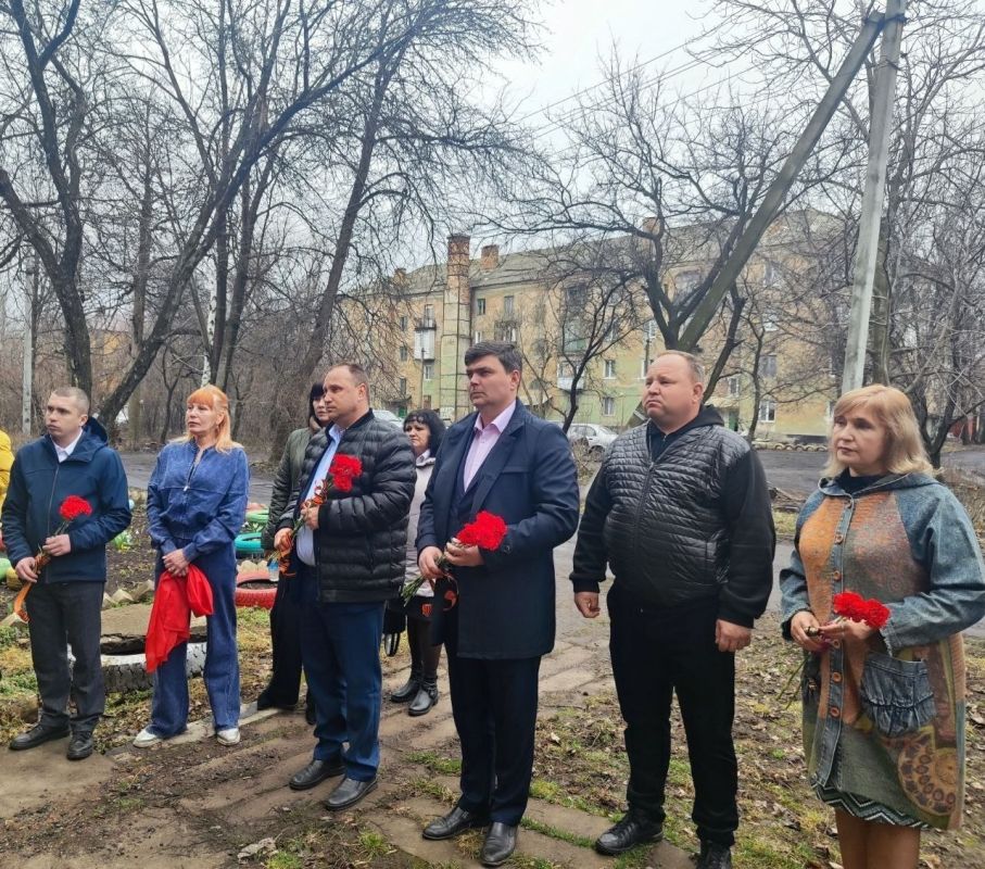 Сегодня, 27 марта, Секретарь Торезского местного отделения партии "Единая Россия", Глава муниципального образования городской округ Торез Артем Чесноков, Председатель Торезского городского совета Александр Казмерчук... Сегодня, 27 марта, Секретарь Торезского местного отделения партии "Единая Россия", Глава муниципального образования городской округ Торез Артем Чесноков, Председатель Торезского городского совета Александр Казмерчук...