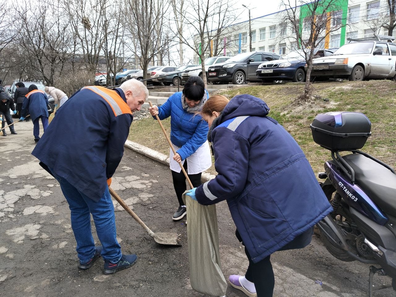 26 марта в ГБУ ДНР" ГСП г. Снежное " состоялся субботник по благоустройству и наведению санитарного порядка на прилегающей территории 26 марта в ГБУ ДНР" ГСП г. Снежное " состоялся субботник по благоустройству и наведению санитарного порядка на прилегающей территории