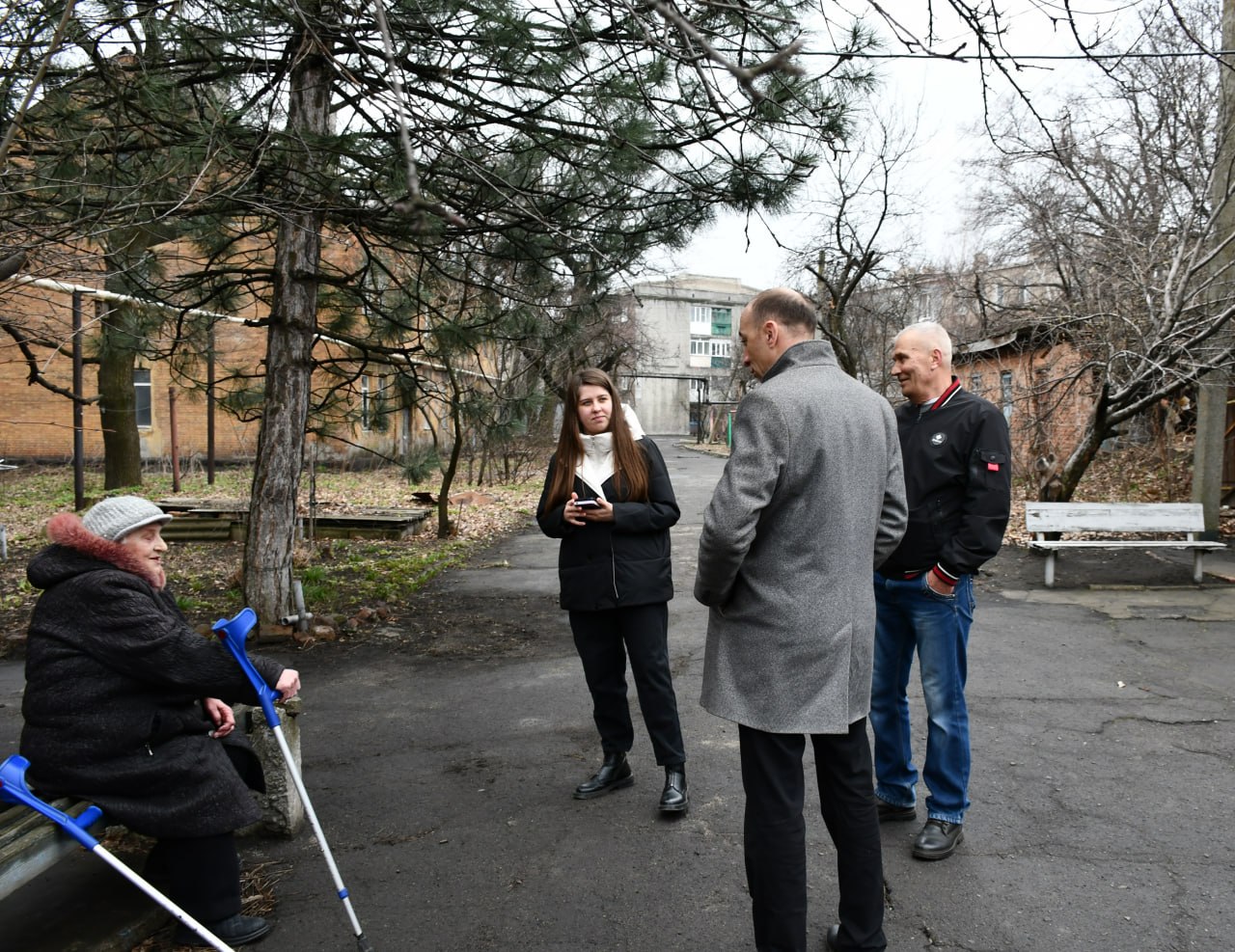 Заместитель главы администрации городского округа Дебальцево Евгений Глебов провел выездную встречу с населением по улице Ленина Заместитель главы администрации городского округа Дебальцево Евгений Глебов провел выездную встречу с населением по улице Ленина