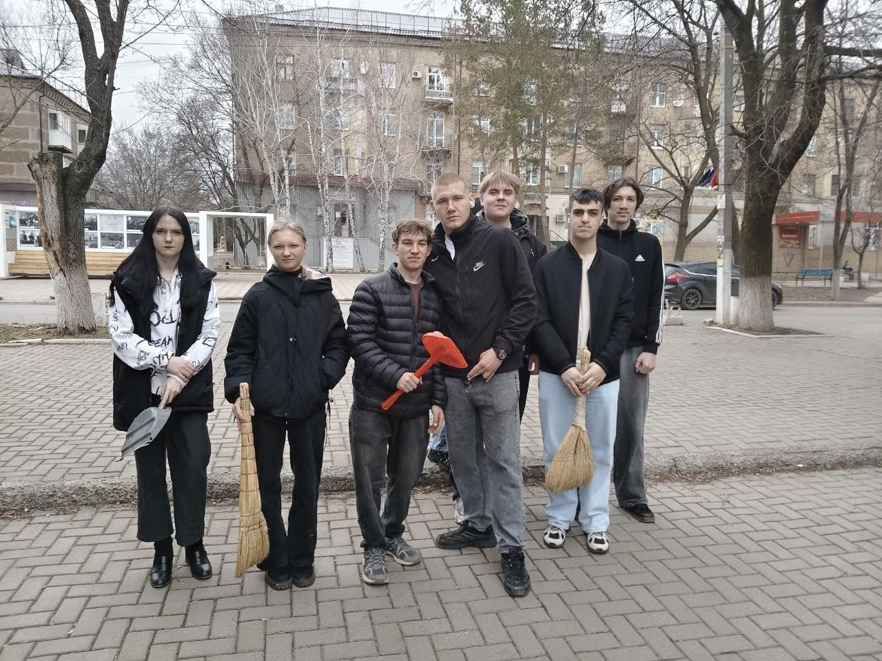 Молодежь Ждановки присоединилась к акции «Чистый четверг» Молодежь Ждановки присоединилась к акции «Чистый четверг»