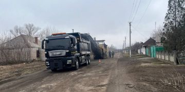 Специалисты Хабаровского края подготовили дорогу к укладке асфальта в селе Новогригоровка городского округа Дебальцево