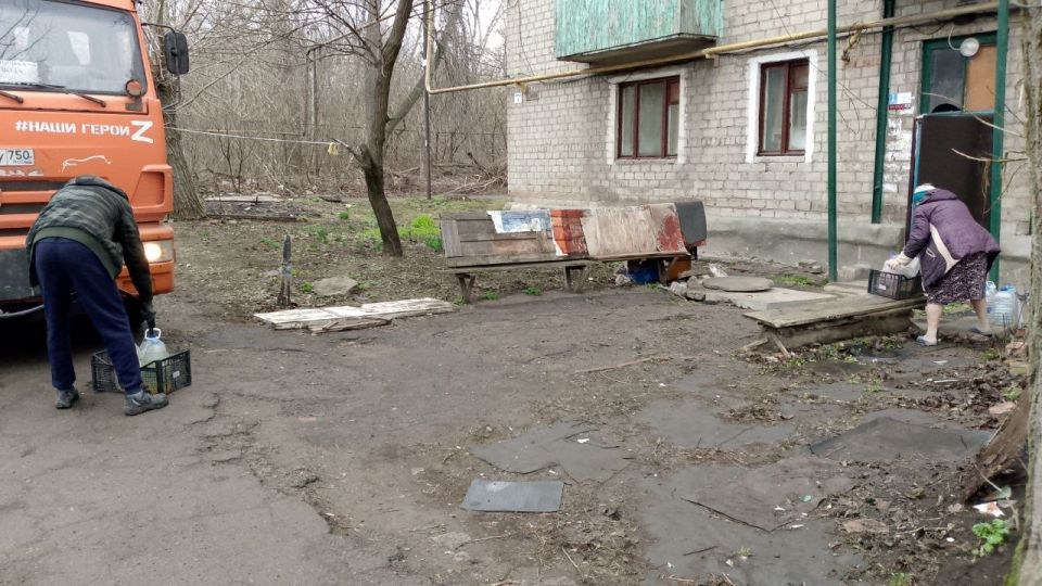 В Кировском внутригородском районе при поддержке региона-шефа Московская область продолжается подвоз воды для жителей домов, в которые в установленный графиком день не поступила вода В Кировском внутригородском районе при поддержке региона-шефа Московская область продолжается подвоз воды для жителей домов, в которые в установленный графиком день не поступила вода