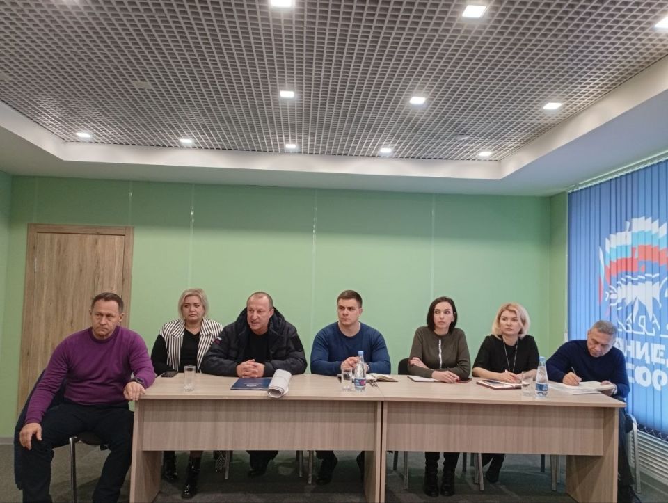 Александр Пеняев: Очередная встреча с жителями Авдеевки получилась эмоциональной и непростой, как и проблемы, которые озвучивали люди Александр Пеняев: Очередная встреча с жителями Авдеевки получилась эмоциональной и непростой, как и проблемы, которые озвучивали люди