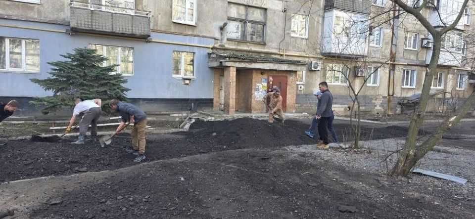 Единство в действии: в Торезе благоустроили двор по просьбе ветерана СВО Единство в действии: в Торезе благоустроили двор по просьбе ветерана СВО