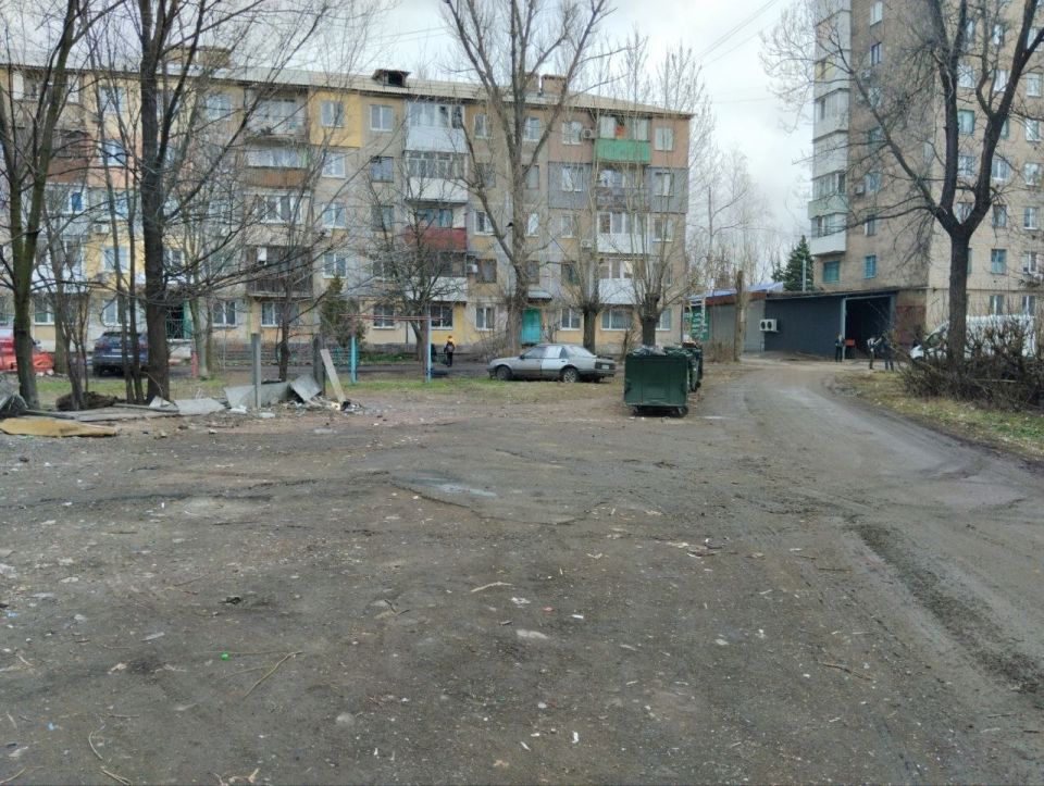 27 марта, с целью приведения территории в надлежащее санитарное состояние в Кировском внутригородском районе выполнены работы по вывозу крупногабаритных накоплений мусора на контейнерных площадках по адресам: ул. Ленина, д.... 27 марта, с целью приведения территории в надлежащее санитарное состояние в Кировском внутригородском районе выполнены работы по вывозу крупногабаритных накоплений мусора на контейнерных площадках по адресам: ул. Ленина, д....