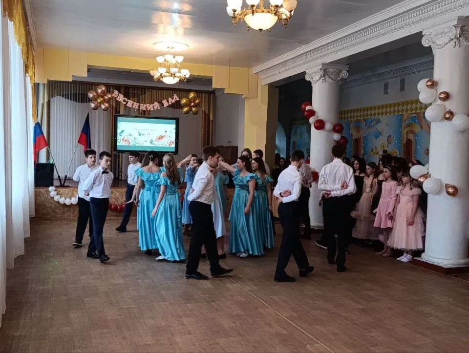Ждановка закружилась в вихре Весеннего бала Ждановка закружилась в вихре Весеннего бала