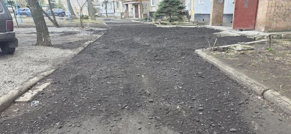 Единство в действии: в Торезе благоустроили двор по просьбе ветерана СВО Единство в действии: в Торезе благоустроили двор по просьбе ветерана СВО