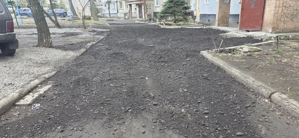 Единство в действии: в Торезе благоустроили двор по просьбе ветерана СВО Единство в действии: в Торезе благоустроили двор по просьбе ветерана СВО