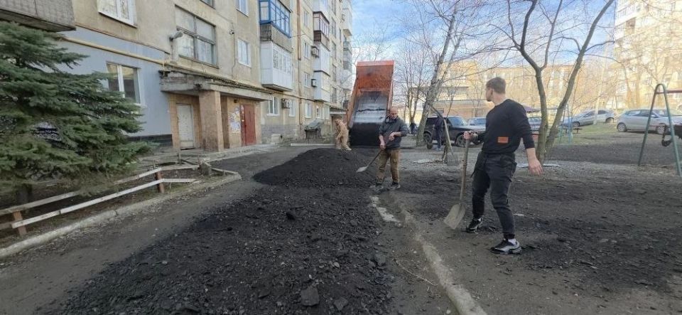 Единство в действии: в Торезе благоустроили двор по просьбе ветерана СВО Единство в действии: в Торезе благоустроили двор по просьбе ветерана СВО