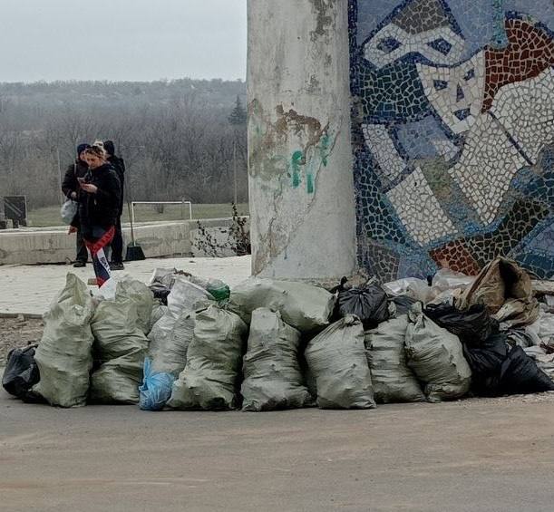 Единороссы провели день с пользой для города Единороссы провели день с пользой для города