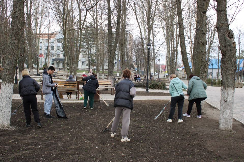 Таймураз Арсоев: Совместно с сотрудниками Аппарата Волновахского муниципального совета и администрации Волновахского муниципального округа Донецкой Народной Республики приняли участие в субботнике центрального сквера города... Таймураз Арсоев: Совместно с сотрудниками Аппарата Волновахского муниципального совета и администрации Волновахского муниципального округа Донецкой Народной Республики приняли участие в субботнике центрального сквера города...