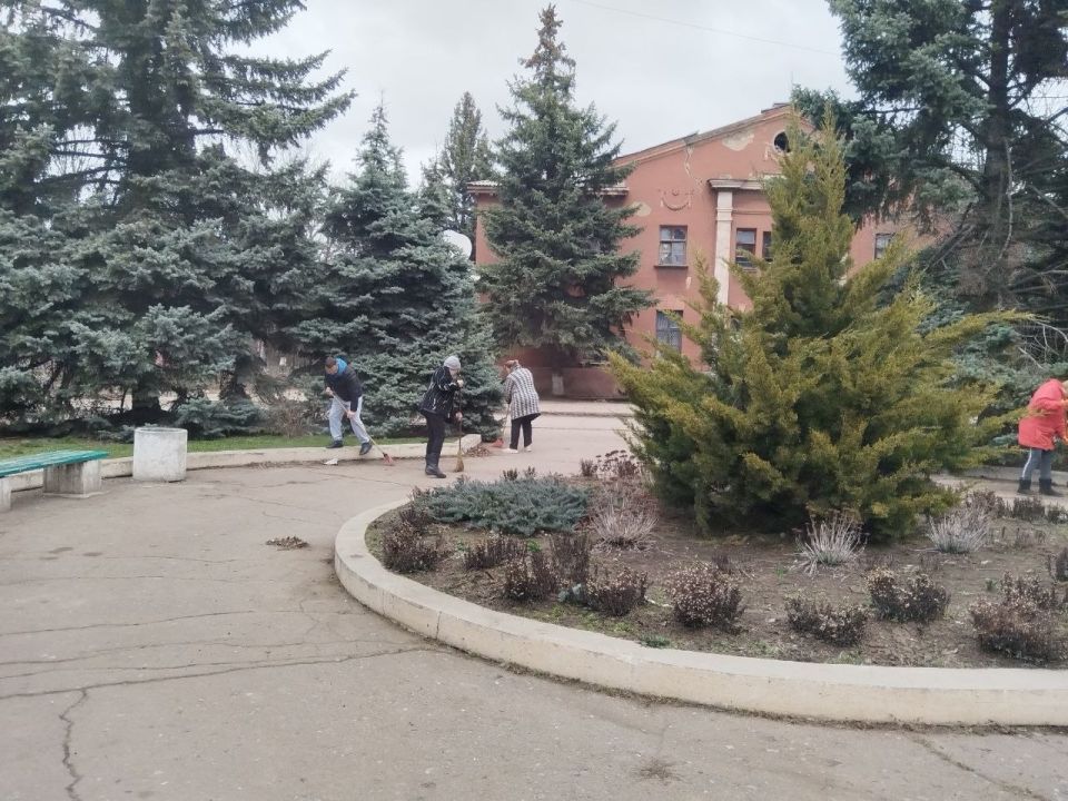 Сегодня 27 марта работники МБУ «Мироновский поселковый ДК» приняли участие в субботнике по уборке закрепленной территории Сегодня 27 марта работники МБУ «Мироновский поселковый ДК» приняли участие в субботнике по уборке закрепленной территории