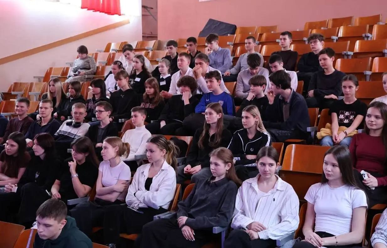 Заместитель Председателя Народного Совета Николай Сытов провел встречу с молодежью Пролетарского района Донецка Заместитель Председателя Народного Совета Николай Сытов провел встречу с молодежью Пролетарского района Донецка