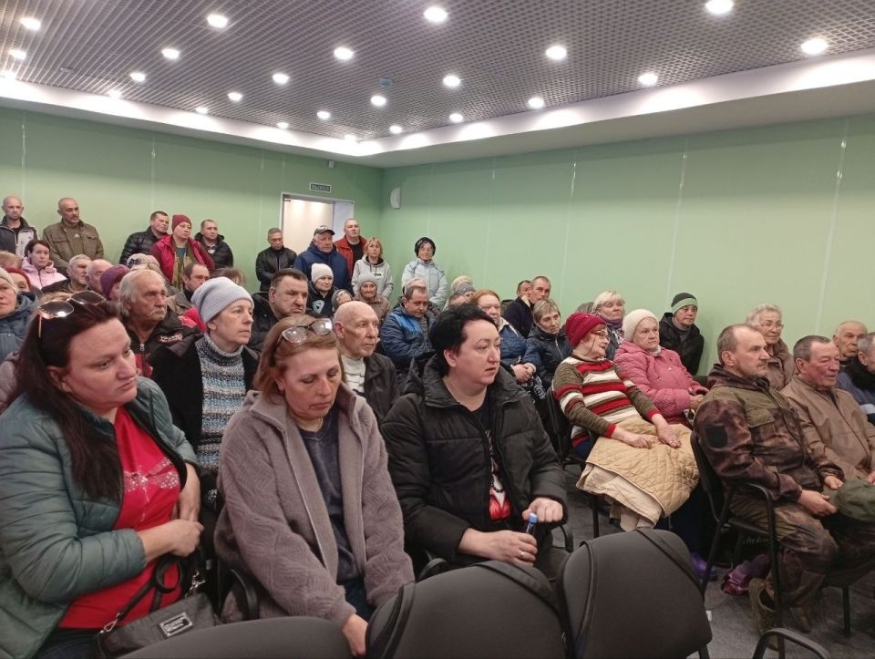Александр Пеняев: Много трудностей возникает у жителей Авдеевки из-за нехватки рейсовых автобусов, соединяющих город с Ясиноватой и другими населенными пунктами Александр Пеняев: Много трудностей возникает у жителей Авдеевки из-за нехватки рейсовых автобусов, соединяющих город с Ясиноватой и другими населенными пунктами