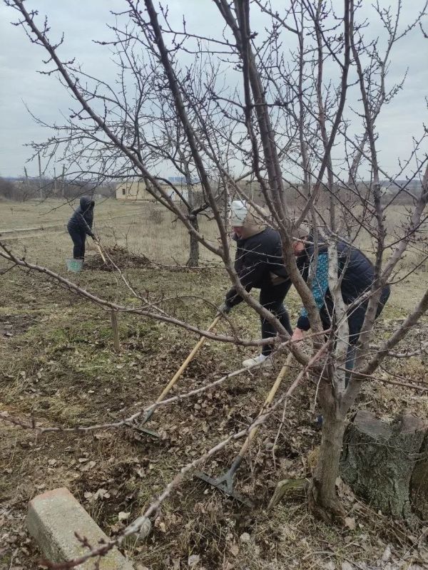 Сегодня 27 марта в рамках проведения двухмесячника по благоустройству и наведению санитарного порядка на территории городского округа Дебальцево в пгт.Луганское прошел еженедельный субботник Сегодня 27 марта в рамках проведения двухмесячника по благоустройству и наведению санитарного порядка на территории городского округа Дебальцево в пгт.Луганское прошел еженедельный субботник