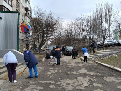 26 марта в ГБУ ДНР" ГСП г. Снежное " состоялся субботник по благоустройству и наведению санитарного порядка на прилегающей территории