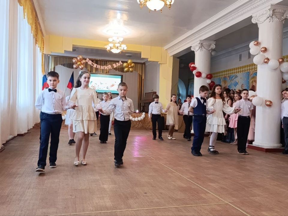 Ждановка закружилась в вихре Весеннего бала Ждановка закружилась в вихре Весеннего бала