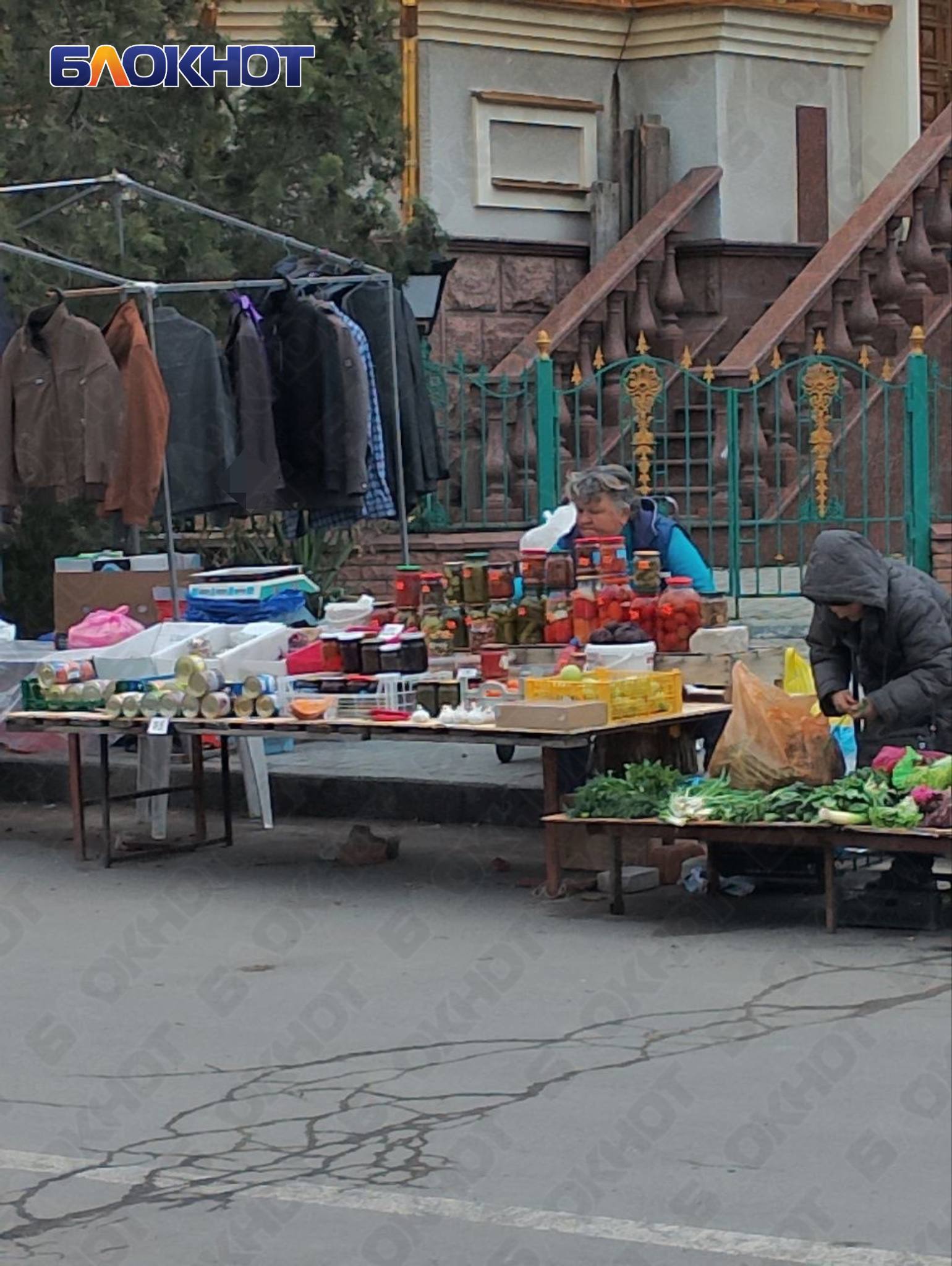 Цыгане нелегально торгуют на стихийном рынке возле «Аквилона», который хотят снести Цыгане нелегально торгуют на стихийном рынке возле «Аквилона», который хотят снести