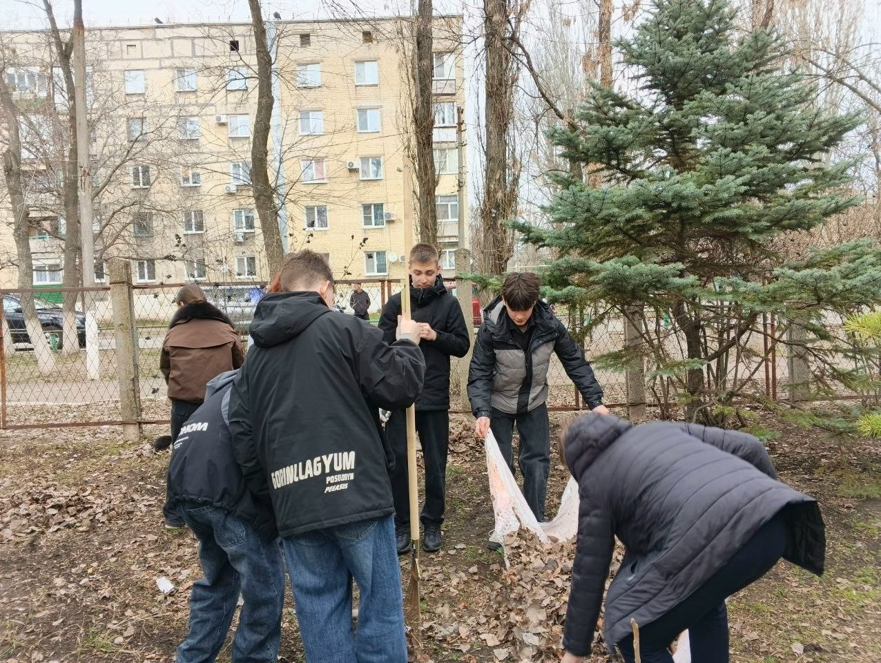 Молодежь Ждановки присоединилась к акции «Чистый четверг» Молодежь Ждановки присоединилась к акции «Чистый четверг»