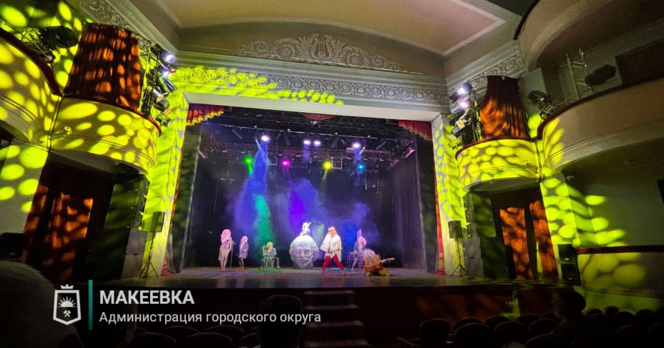 Макеевских работников сцены поздравили с Днём театра Макеевских работников сцены поздравили с Днём театра