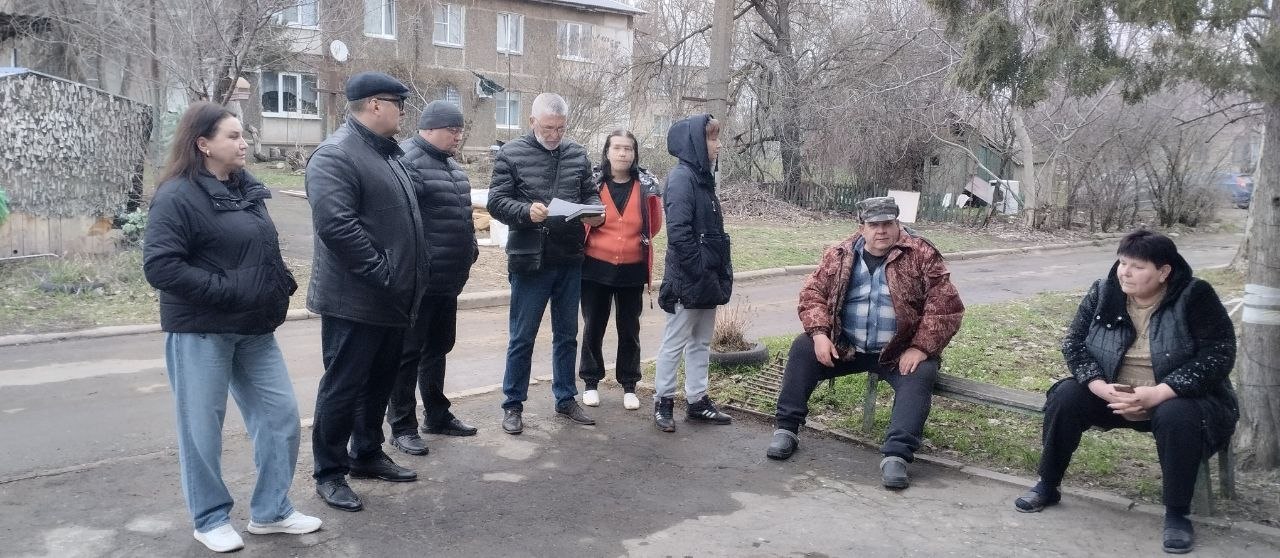 Василий Овчаров: Совместно с заместителем председателя Новоазовского муниципального совета Алексеем Сухаревским встретился с жителями многоквартирных домов по адресу город Новоазовск, ул. 50 лет СССР 36 и 46