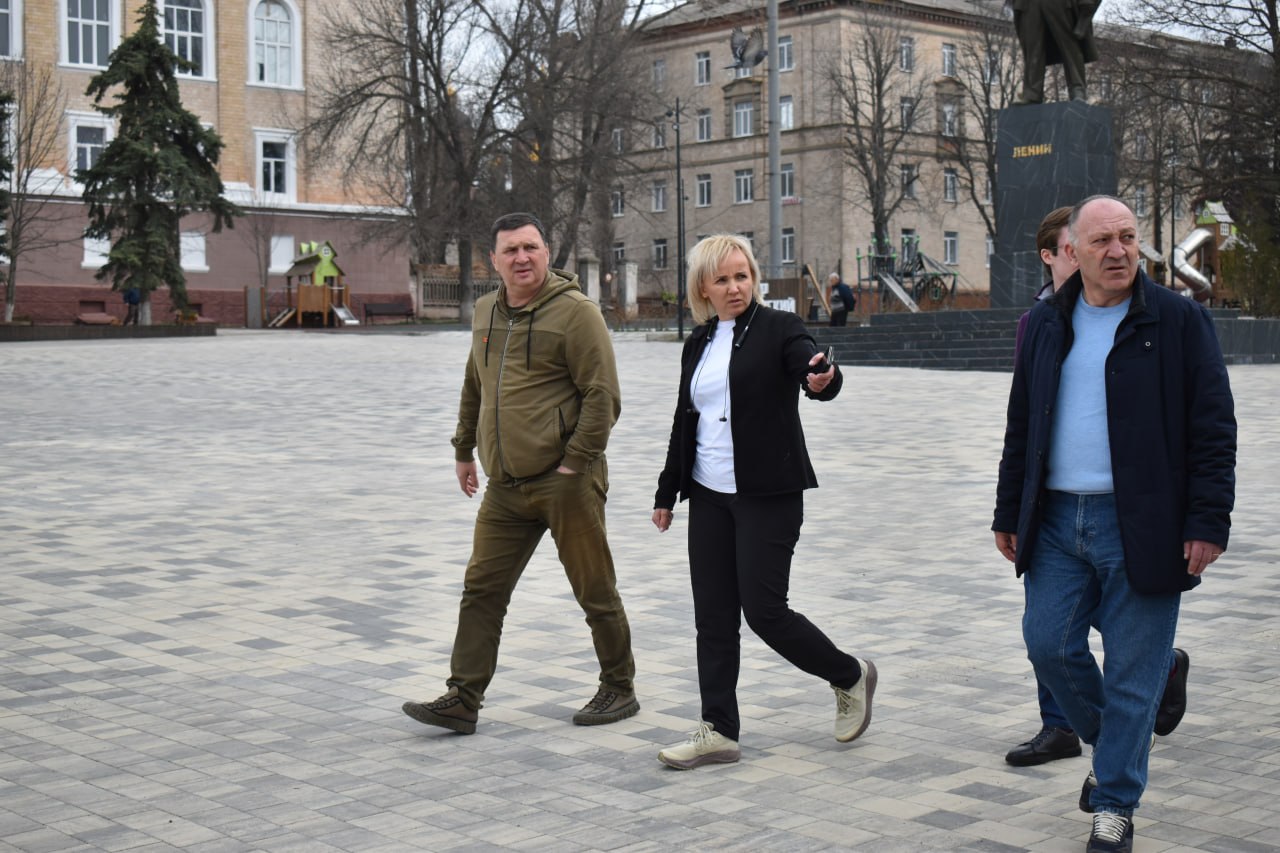 Делегация из региона-шефа Еврейской автономной области посетила Амвросиевку Делегация из региона-шефа Еврейской автономной области посетила Амвросиевку