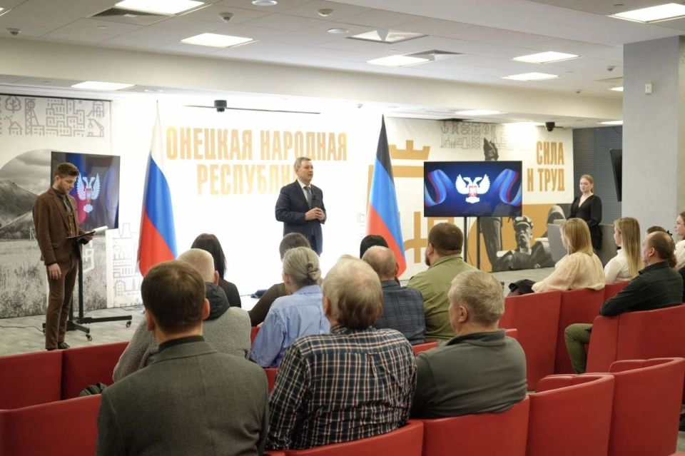 Михаил Желтяков: В Республиканском доме народного творчества и кино трудится команда профессионалов, без которой невозможно проведение ни одного мероприятия Михаил Желтяков: В Республиканском доме народного творчества и кино трудится команда профессионалов, без которой невозможно проведение ни одного мероприятия