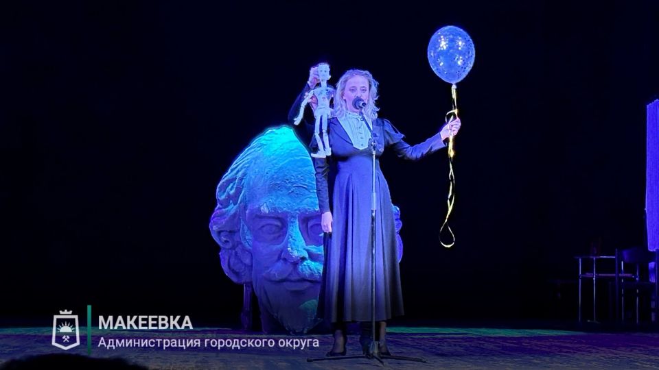 Макеевских работников сцены поздравили с Днём театра Макеевских работников сцены поздравили с Днём театра