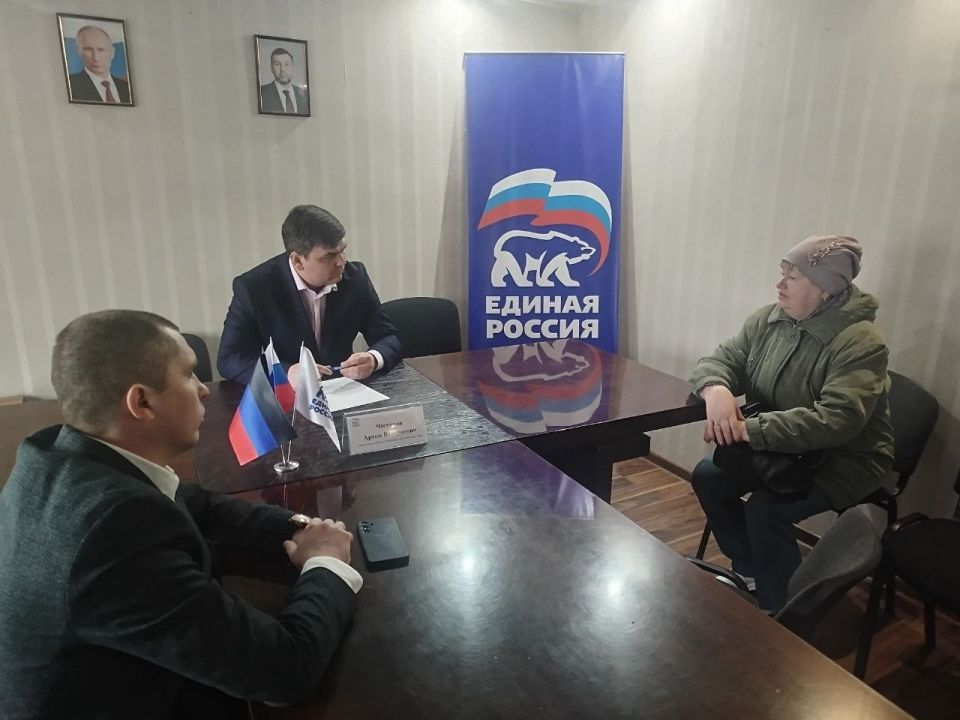 Сегодня, 27 марта, Глава муниципального образования городской округ Торез Артём Чесноков совместно с заместителем главы администрации Александром Остапенко провел прием граждан в Общественной приемной партии «Единая Россия» Сегодня, 27 марта, Глава муниципального образования городской округ Торез Артём Чесноков совместно с заместителем главы администрации Александром Остапенко провел прием граждан в Общественной приемной партии «Единая Россия»