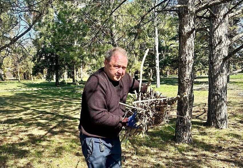 Когда дело — в единстве. Аппарат и депутаты Харцызского городского совета провели субботник в пгт Когда дело — в единстве. Аппарат и депутаты Харцызского городского совета провели субботник в пгт