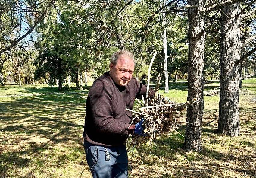 Когда дело — в единстве. Аппарат и депутаты Харцызского городского совета провели субботник в пгт Когда дело — в единстве. Аппарат и депутаты Харцызского городского совета провели субботник в пгт